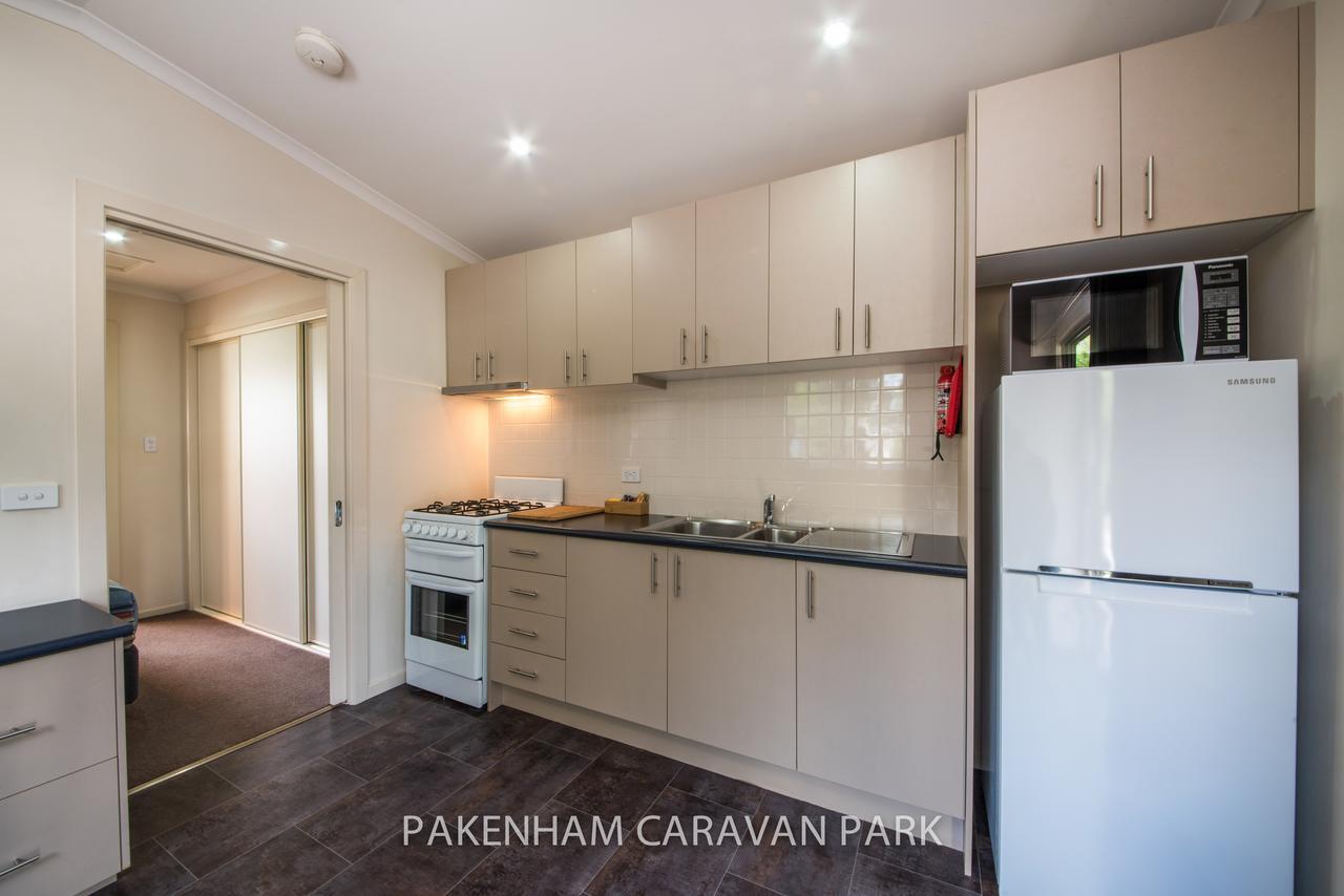 Отель Pakenham Caravan Park Экстерьер фото